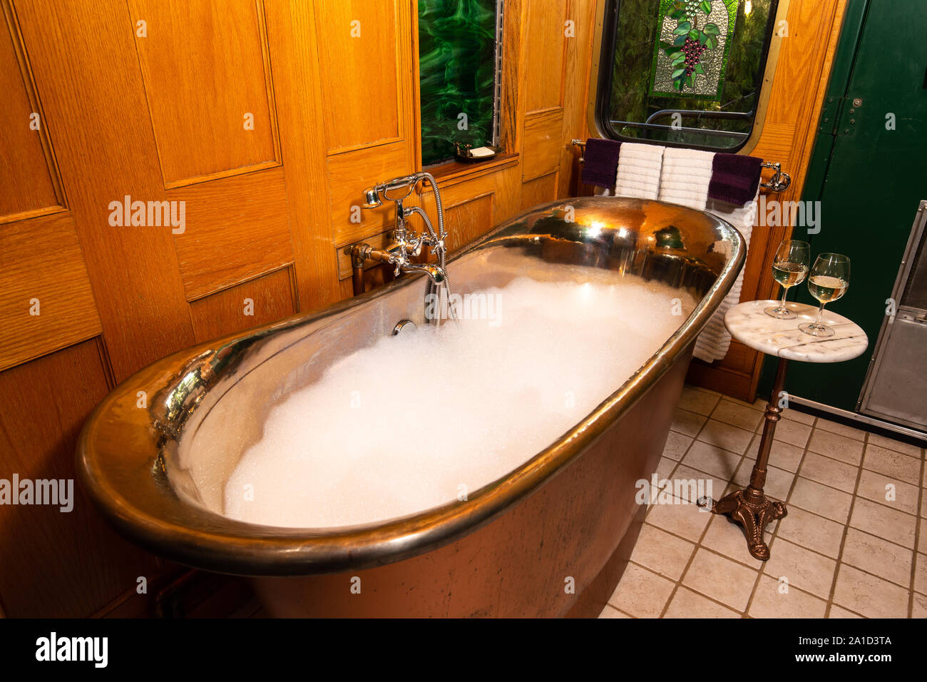 Verres de champagne et bain à remous baignoire bulle cuivre vintage Banque D'Images