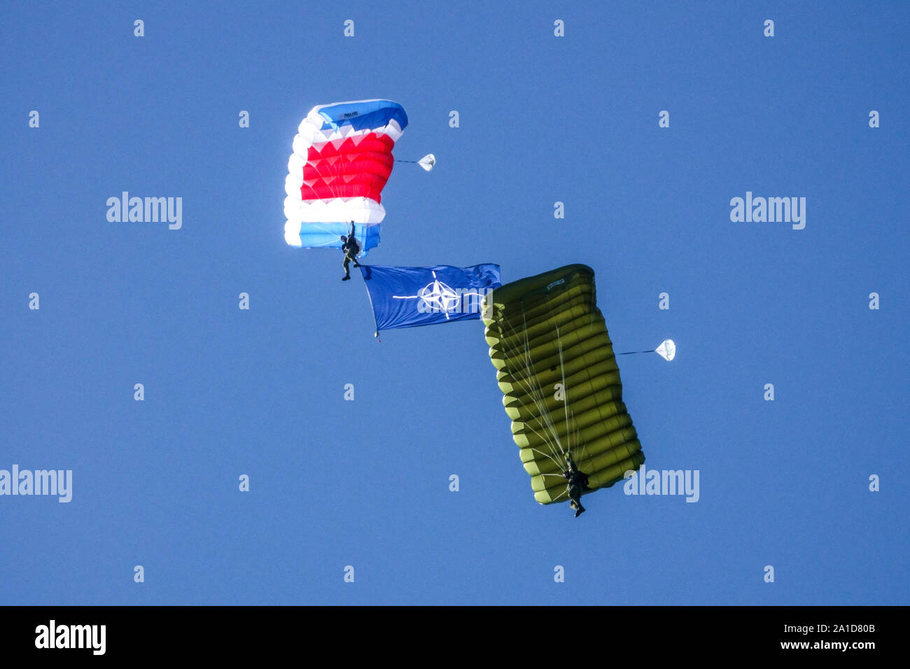 Parachutistes de l'armée tchèque avec le drapeau de l'OTAN, Dny NATO Days ouvrent dans l'aérodrome de Mosnov République tchèque Europe Moravie du Nord Banque D'Images