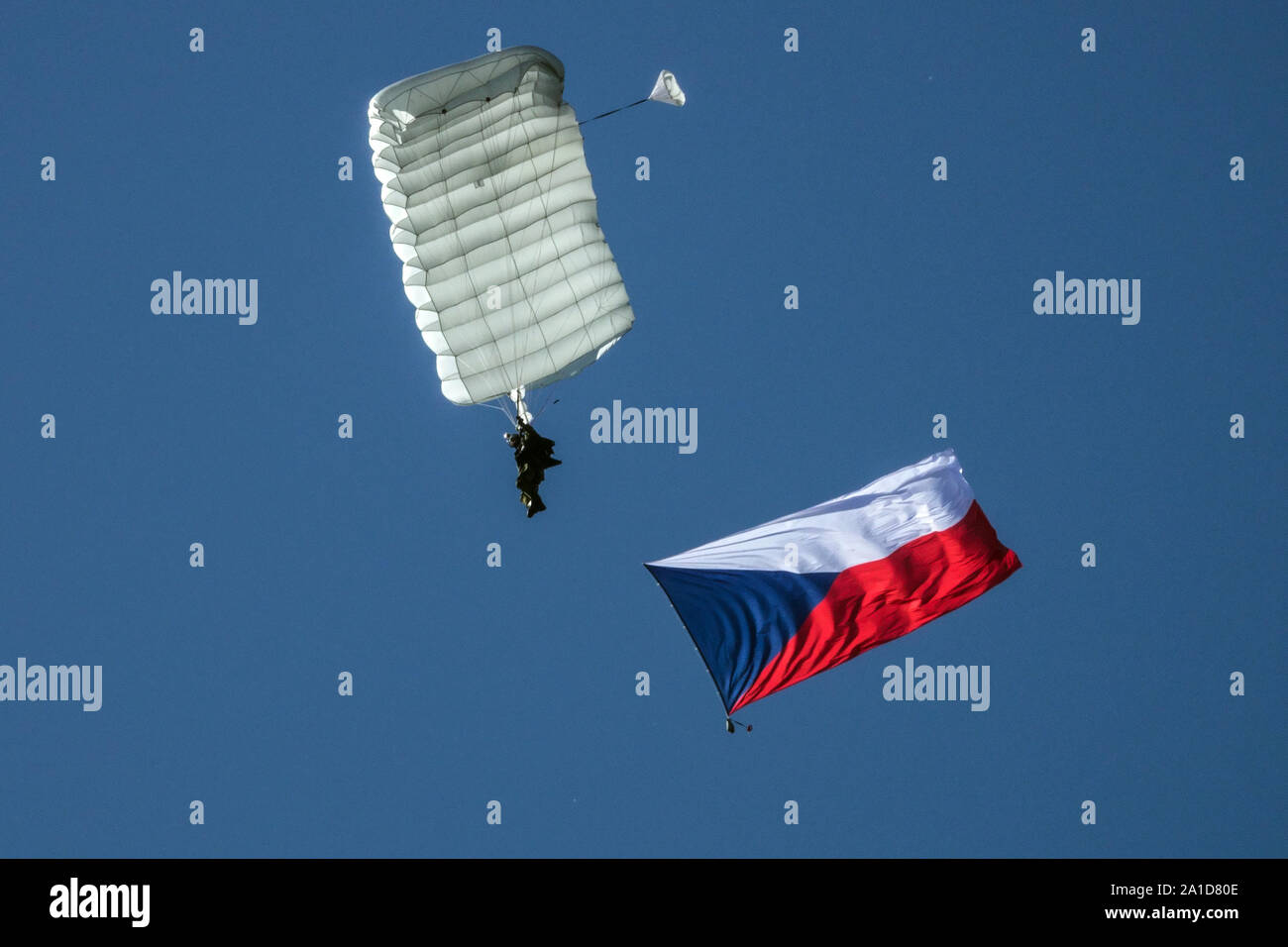 Le parachutiste de l'armée tchèque est accompagné du drapeau tchèque République Banque D'Images