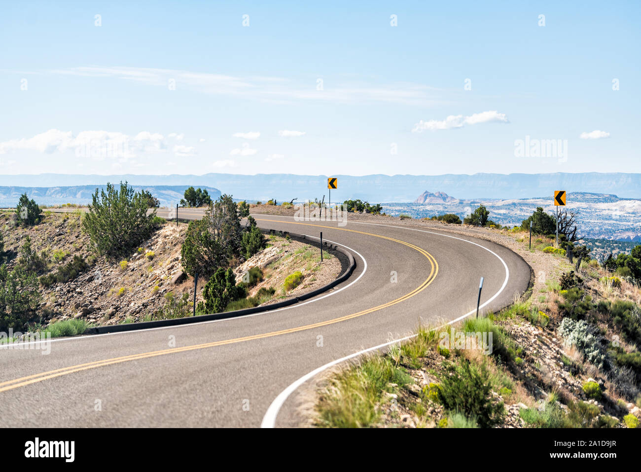 La route sinueuse spectaculaire 12 Scenic Byway route de Grand Staircase Escalante National Monument dans l'Utah L'été avec vue sur la courbe de signes et Banque D'Images