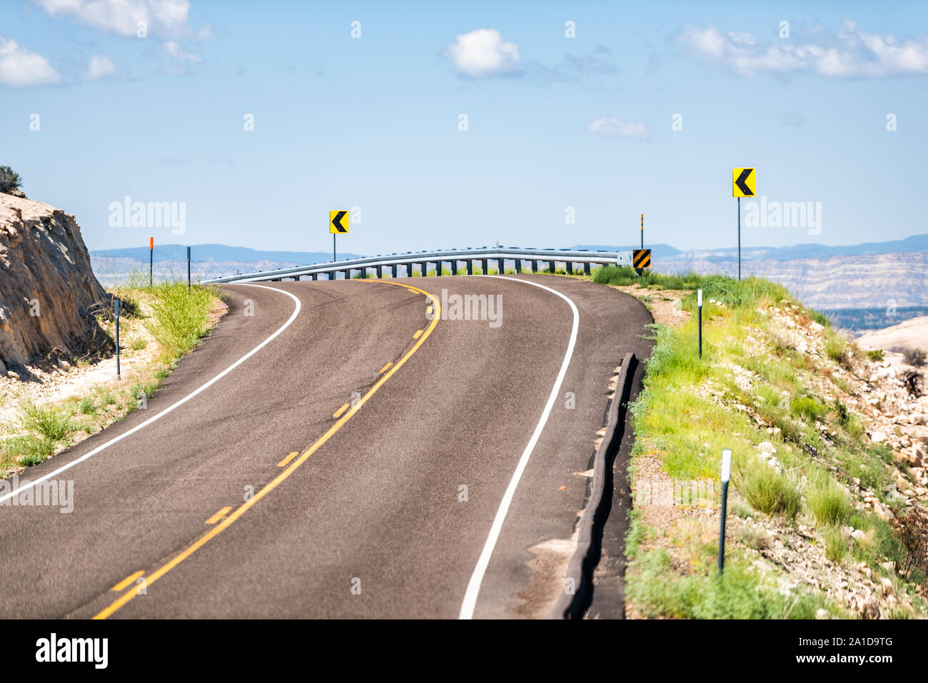 La route sinueuse raide spectaculaire 12 Scenic Byway route de Grand Staircase Escalante National Monument dans l'Utah L'été avec vue sur la courbe de signes et Banque D'Images