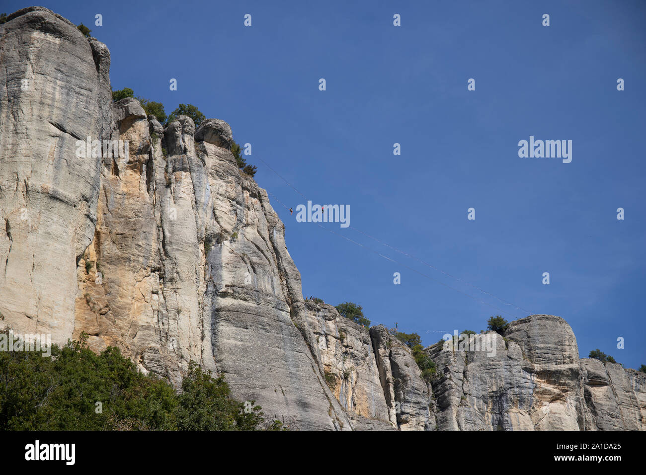 Les falaises verticales de la pierre de Bismantova avec équilibristes et le ciel bleu en arrière-plan. Banque D'Images