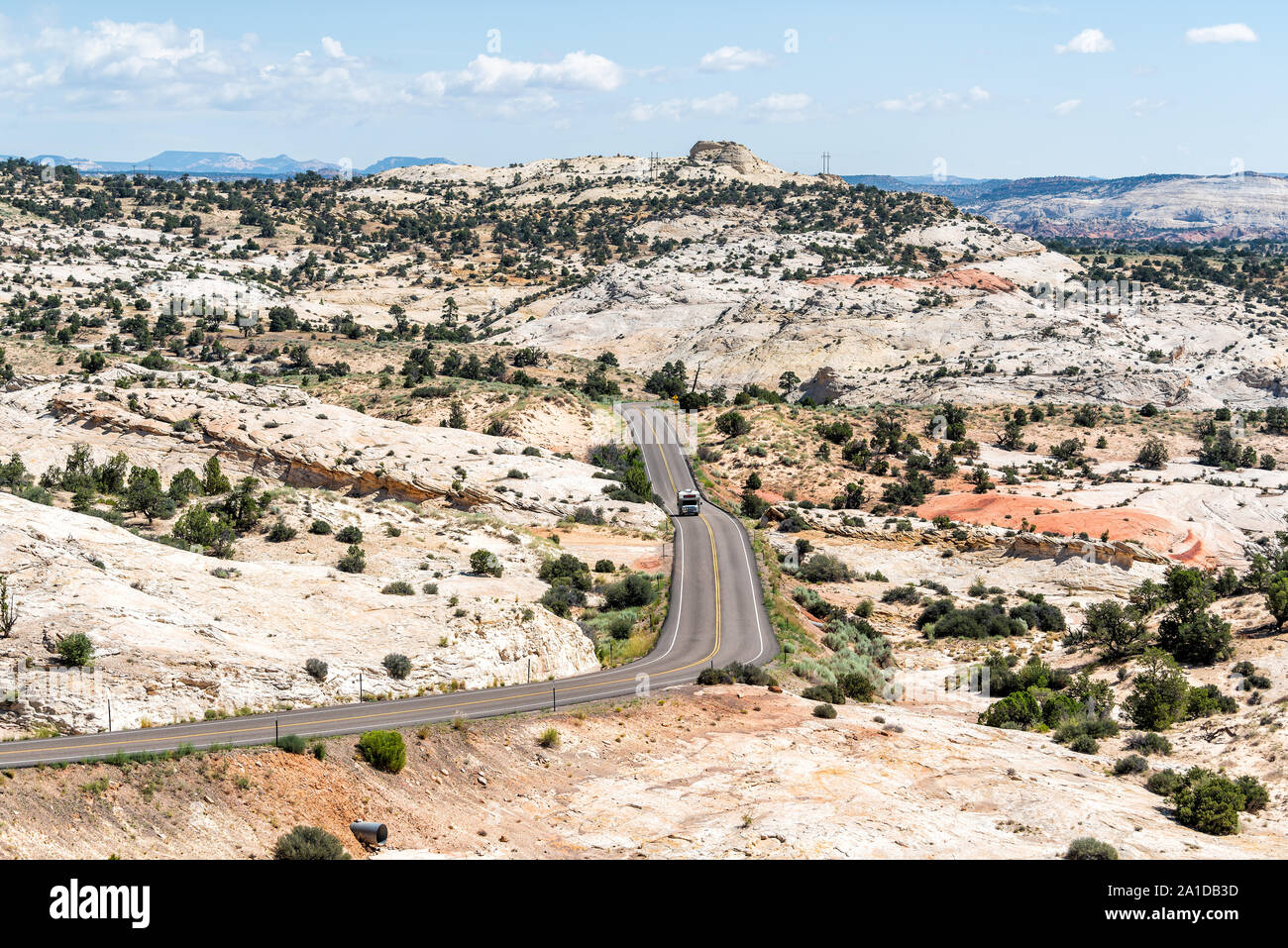 L'autoroute 12 Scenic Byway avec navette bus RV sur route sinueuse dans Calf Creek Zone de loisirs et Grand Staircase Escalante National Monument (Utah) Banque D'Images