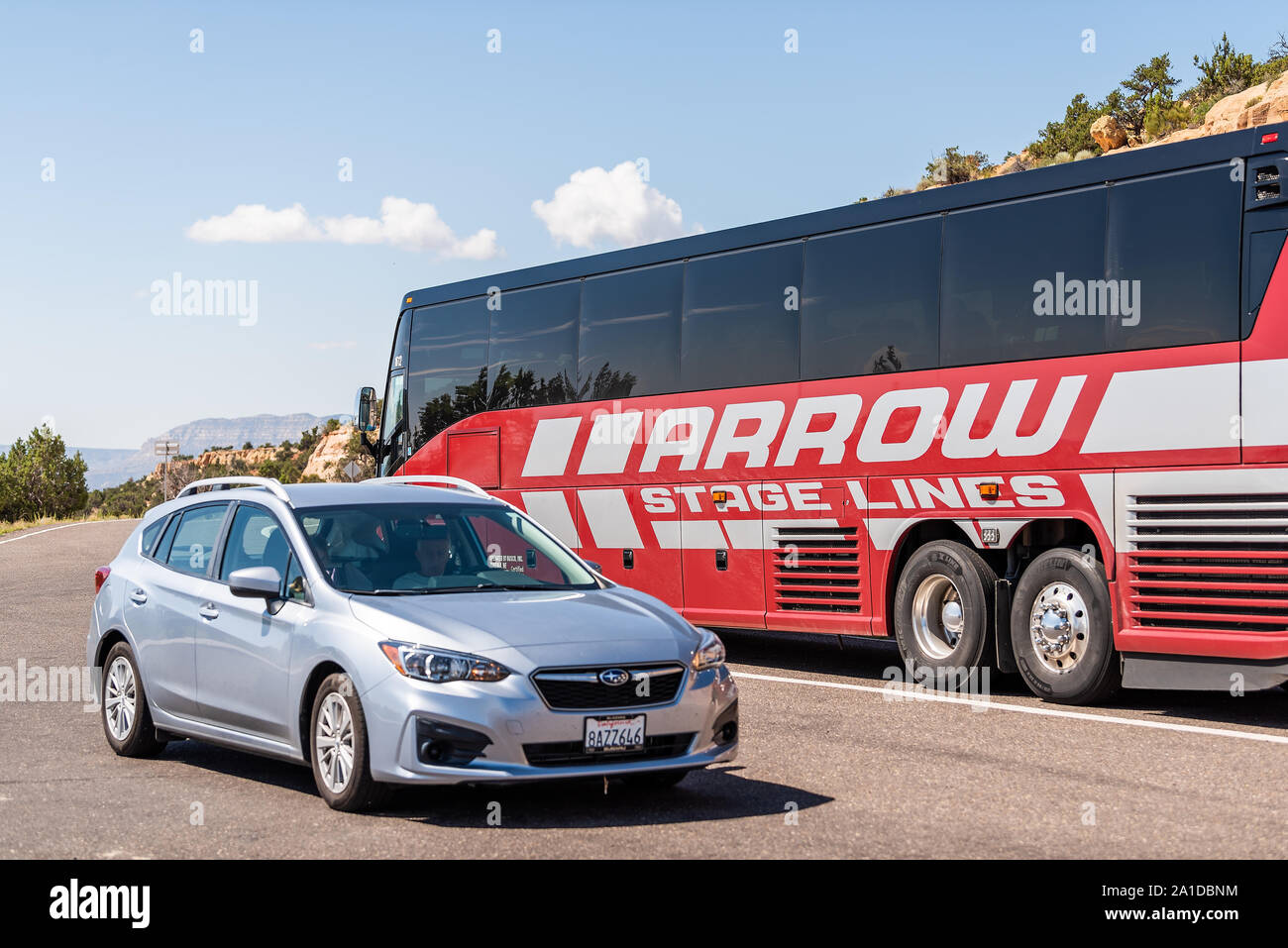 Boulder, USA - 1 août 2019 : voiture et flèche stage lines tour bus en tête des roches donnent sur parking en Grand Staircase Escalante National Monu Banque D'Images