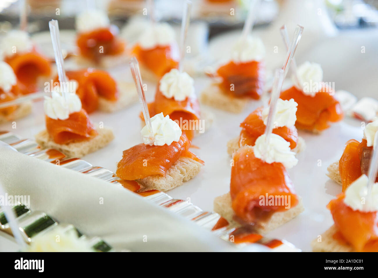 Canape avec le pain de seigle, fromage à la crème et saumon pour Noël close-up Banque D'Images