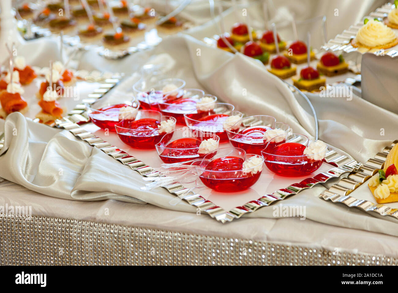 Jello framboise avec fruits frais sur une table de fête Banque D'Images