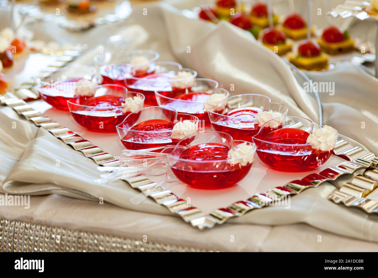 Jello framboise avec fruits frais sur une table de fête, Close up Banque D'Images