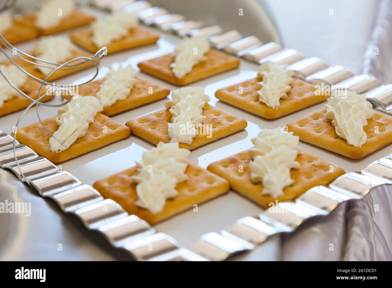 Des collations avec de la crème sur les cookies Banque D'Images