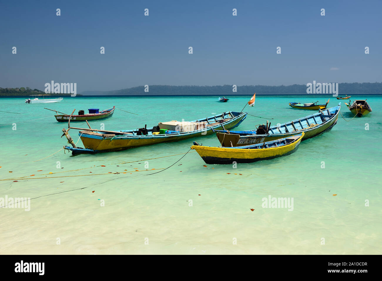 Bateaux de pêcheurs sur la plage vierge, Havelock île des Îles Andaman et Nicobar, Inde Banque D'Images