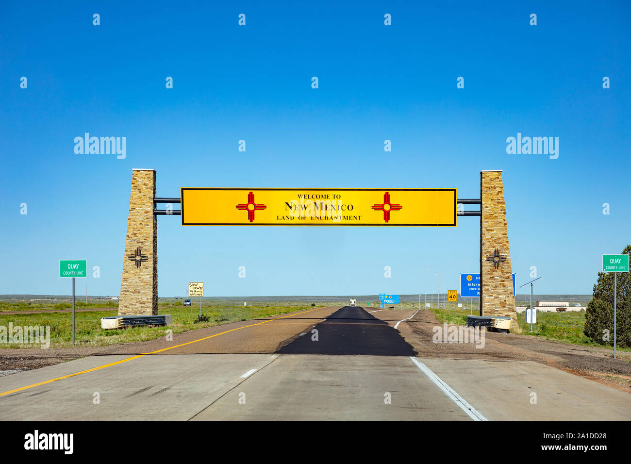 Nouveau Mexique l'autoroute, USA. 29 mai 2019 : Bienvenue au Nouveau Mexique roadsign panneau sur l'autoroute, bleu ciel clair Banque D'Images