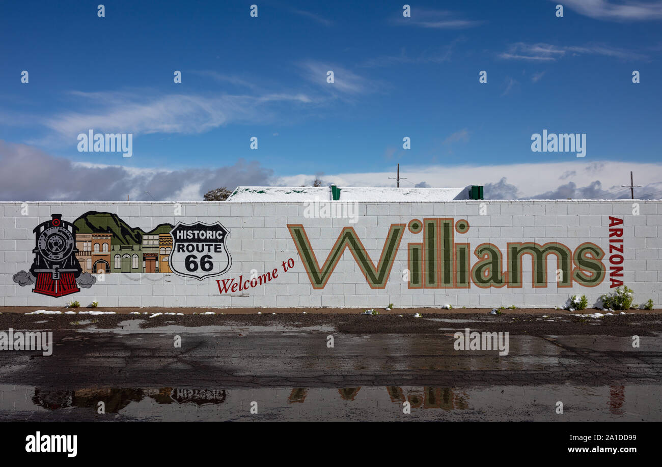 Williams Arizona USA. 23 mai, 2019. Bienvenue à Williams, Arizona l'historique route 66. Bienvenue inscription peinte sur un mur blanc. Réflexions sur l'eau de pluie, SN Banque D'Images
