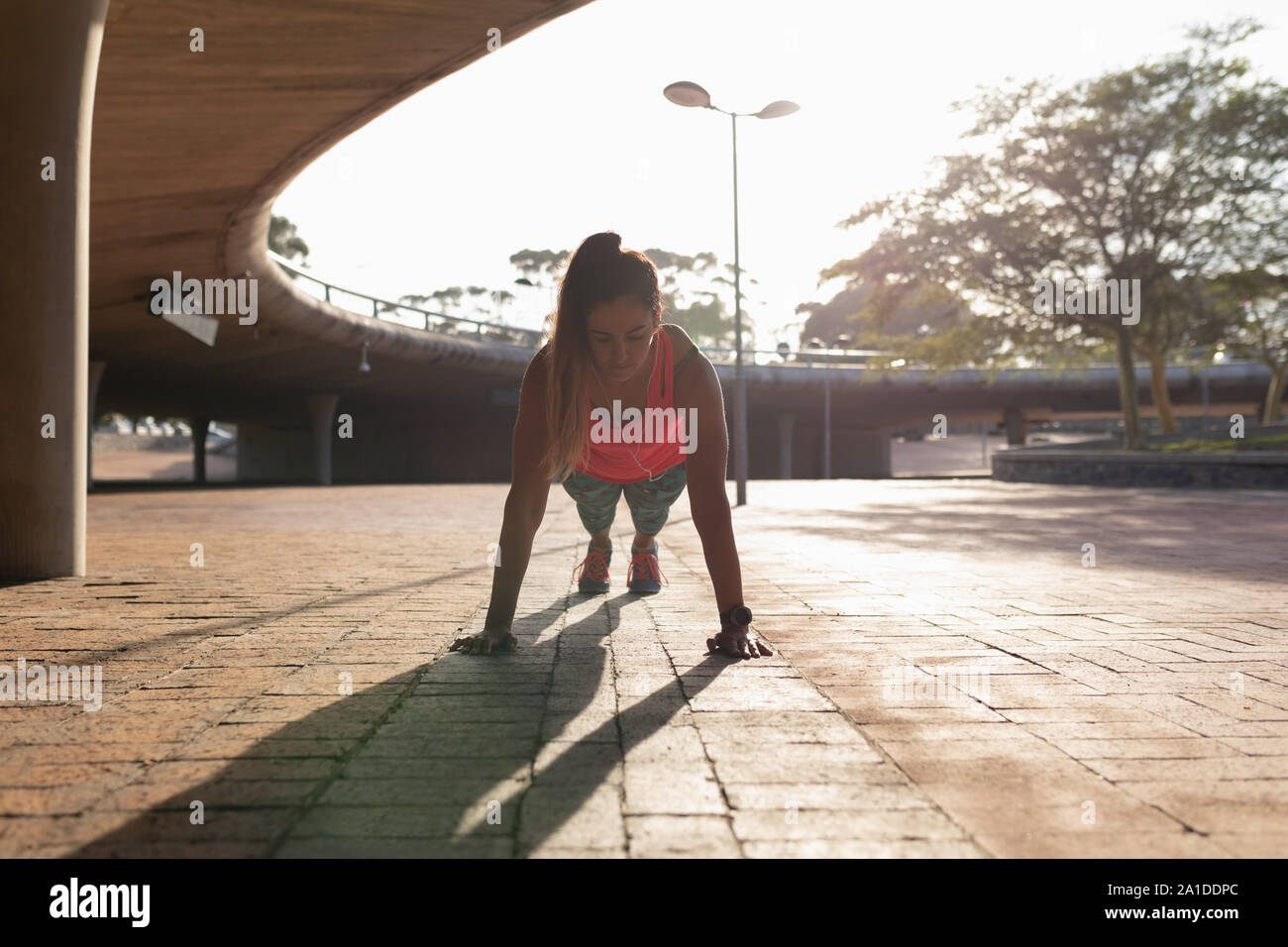 Woman exercising in a park Banque D'Images