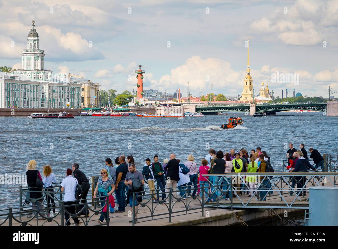 Saint-pétersbourg, Russie - le 7 juillet 2019 : en attente à quai d'excursion en bateau sur le fleuve Neva Banque D'Images