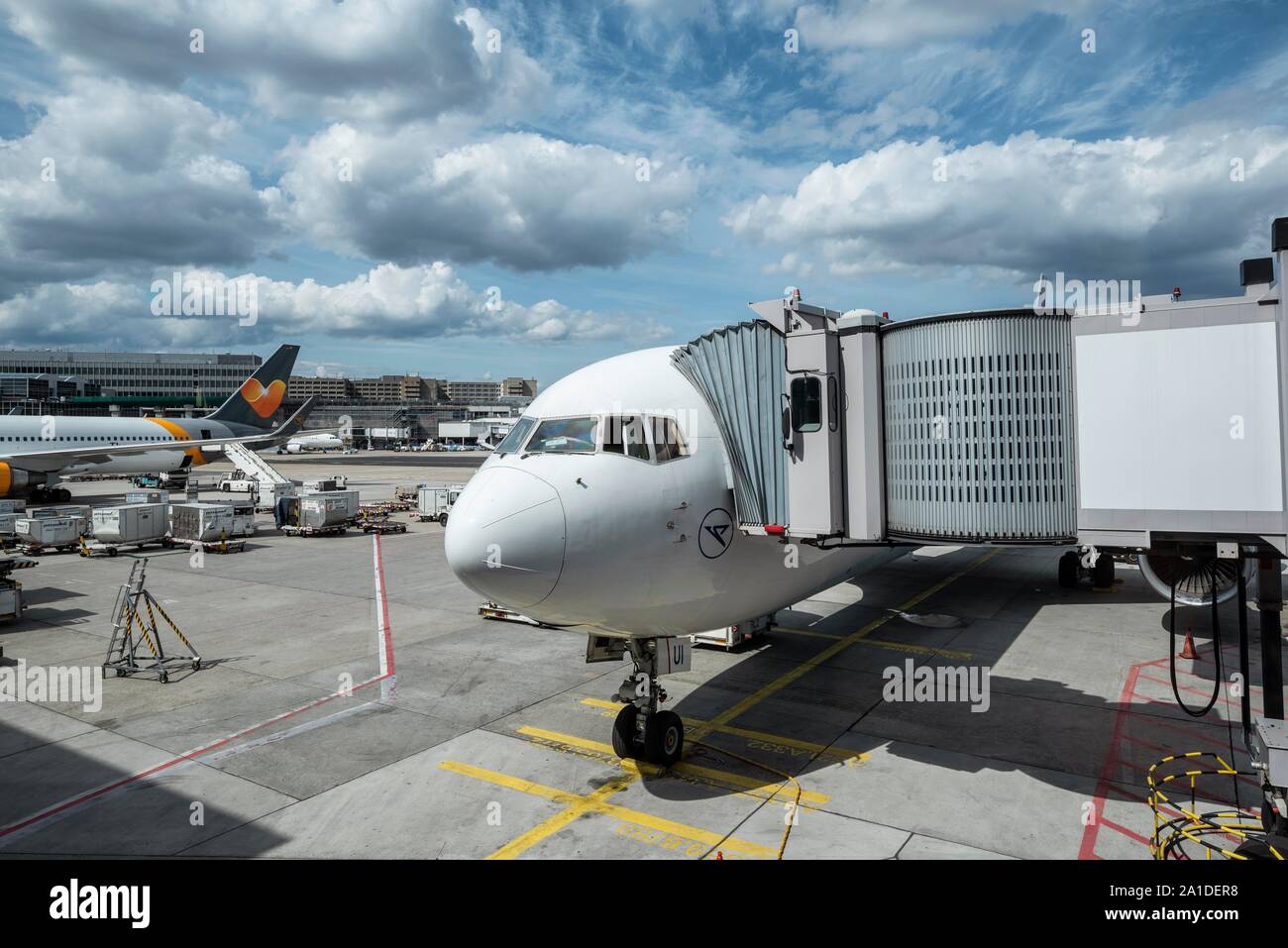 Boeing 767-300 Condor avec pont de passagers, l'aéroport de Francfort sur le Main, Hesse, Allemagne Banque D'Images