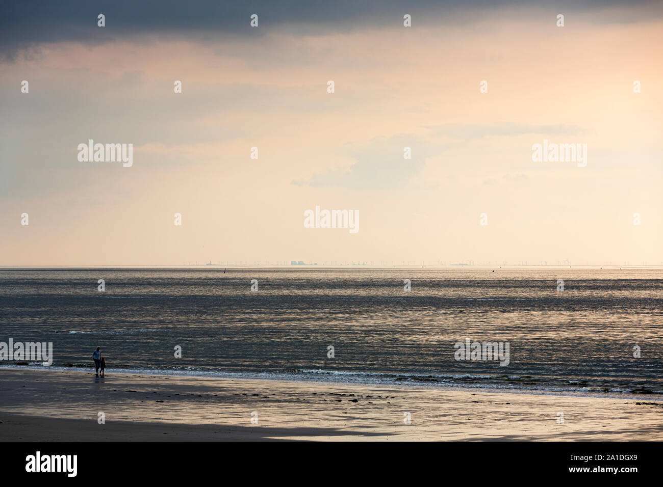 Norderney, Weststrand, Meer, Himmel, Horizont, Windpark, Eemshaven, Spaziergänger Banque D'Images