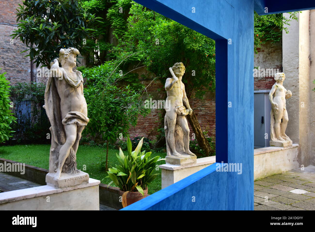 Entre l'espace et le temps, Multiforms déclinaisons, entre l'espace et le temps au Palazzo Rocca Corfù Contarini à Venise, travailler pour Alcantara, Président bleu [20 Banque D'Images
