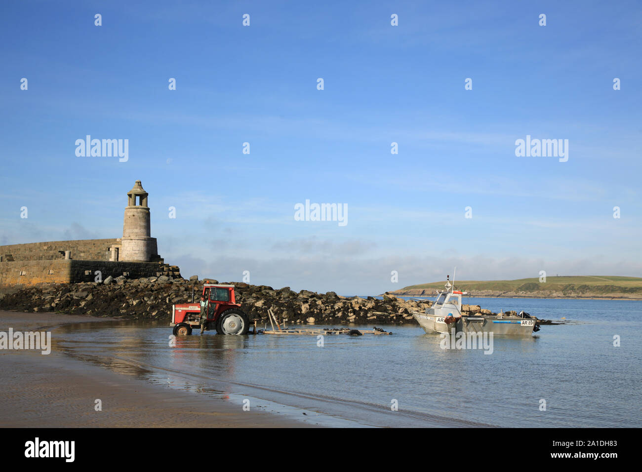 Bateau de pêche d'être tiré de la mer à Port Logan, Dumfries et Galloway, Écosse, Royaume-Uni. Banque D'Images