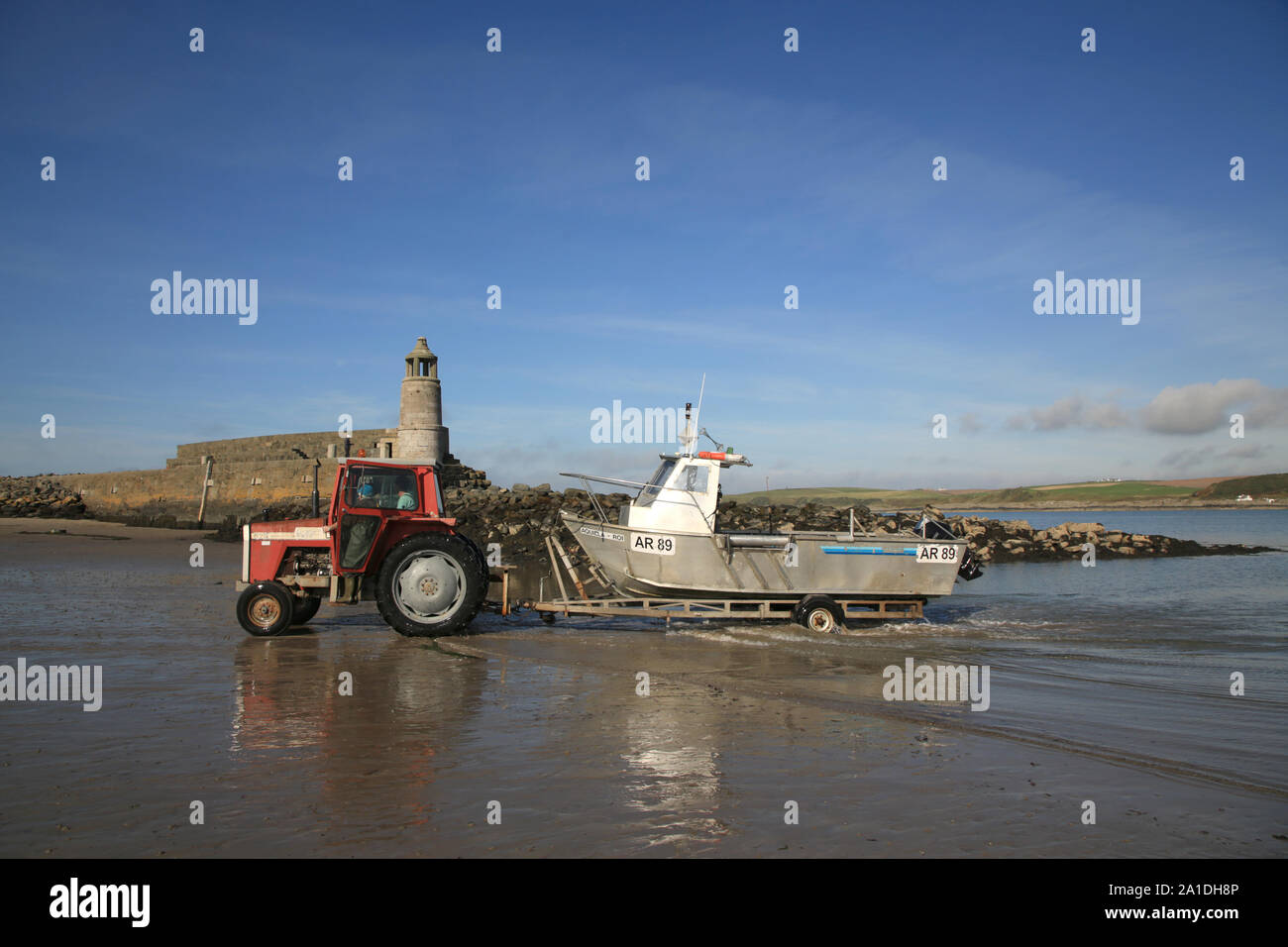 Bateau de pêche d'être tiré de la mer à Port Logan, Dumfries et Galloway, Écosse, Royaume-Uni. Banque D'Images