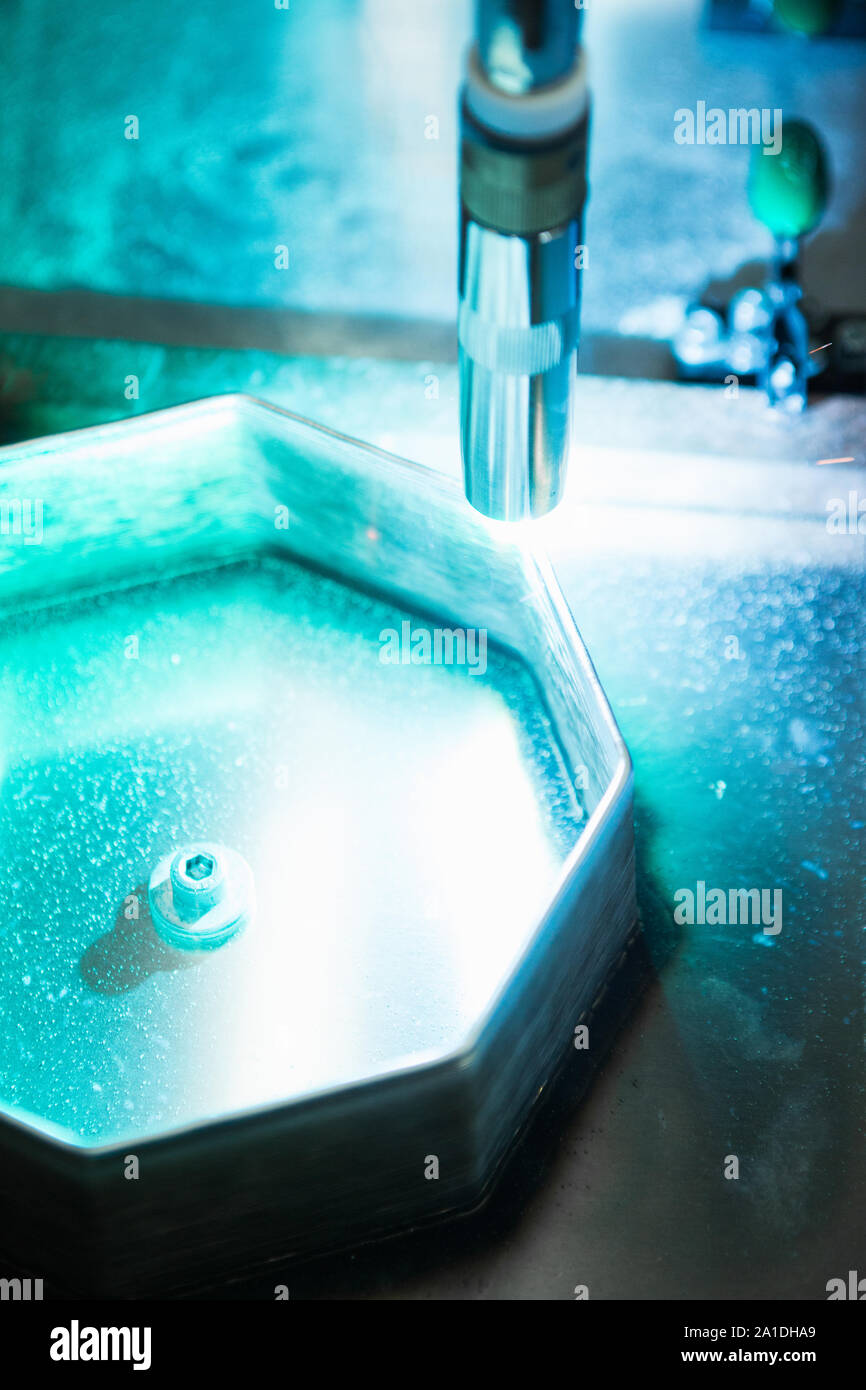 Robot de Soudage automatique dans une usine moderne à l'opération. Banque D'Images