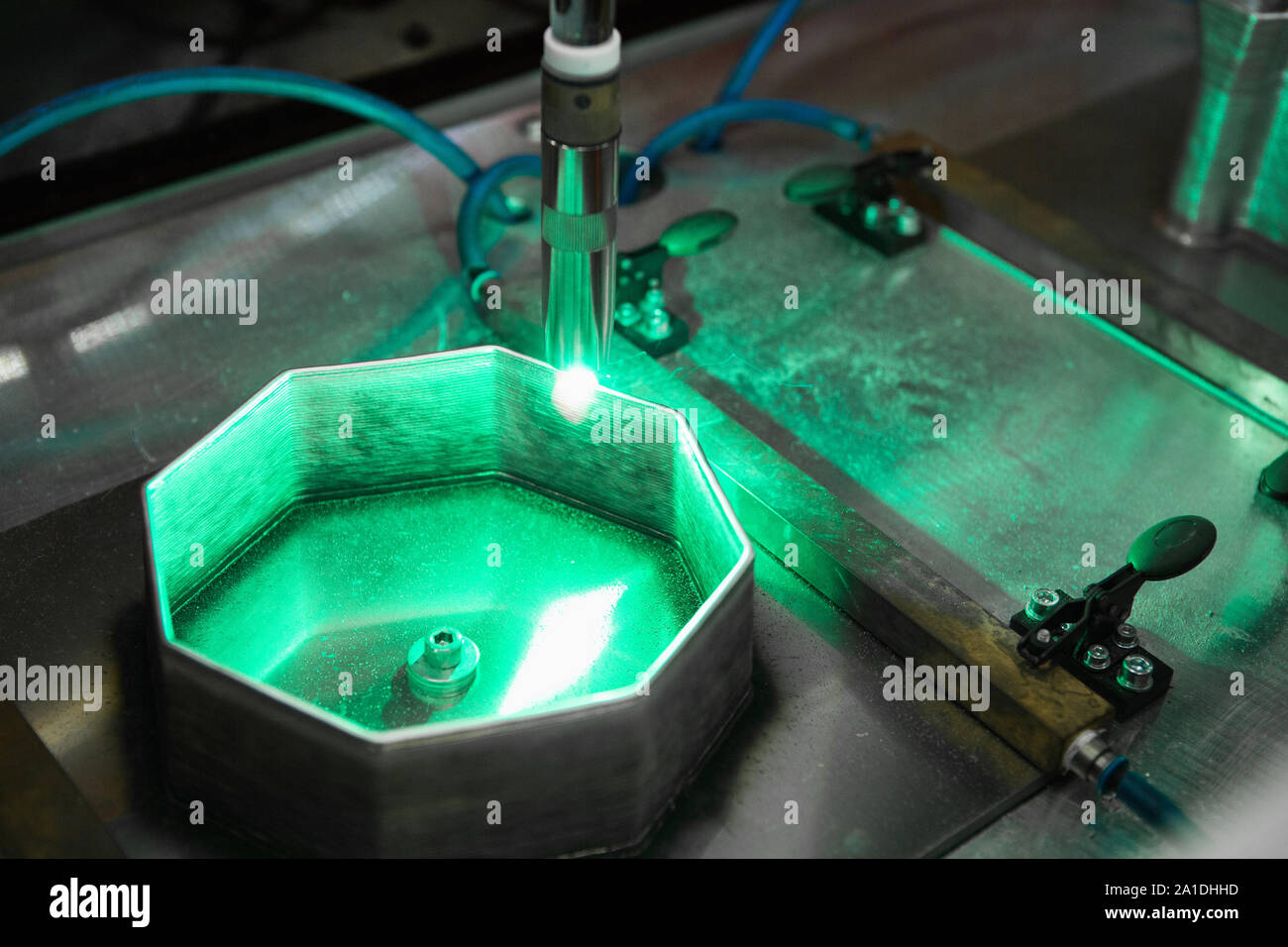 Robot de Soudage automatique dans une usine moderne à l'opération. Banque D'Images