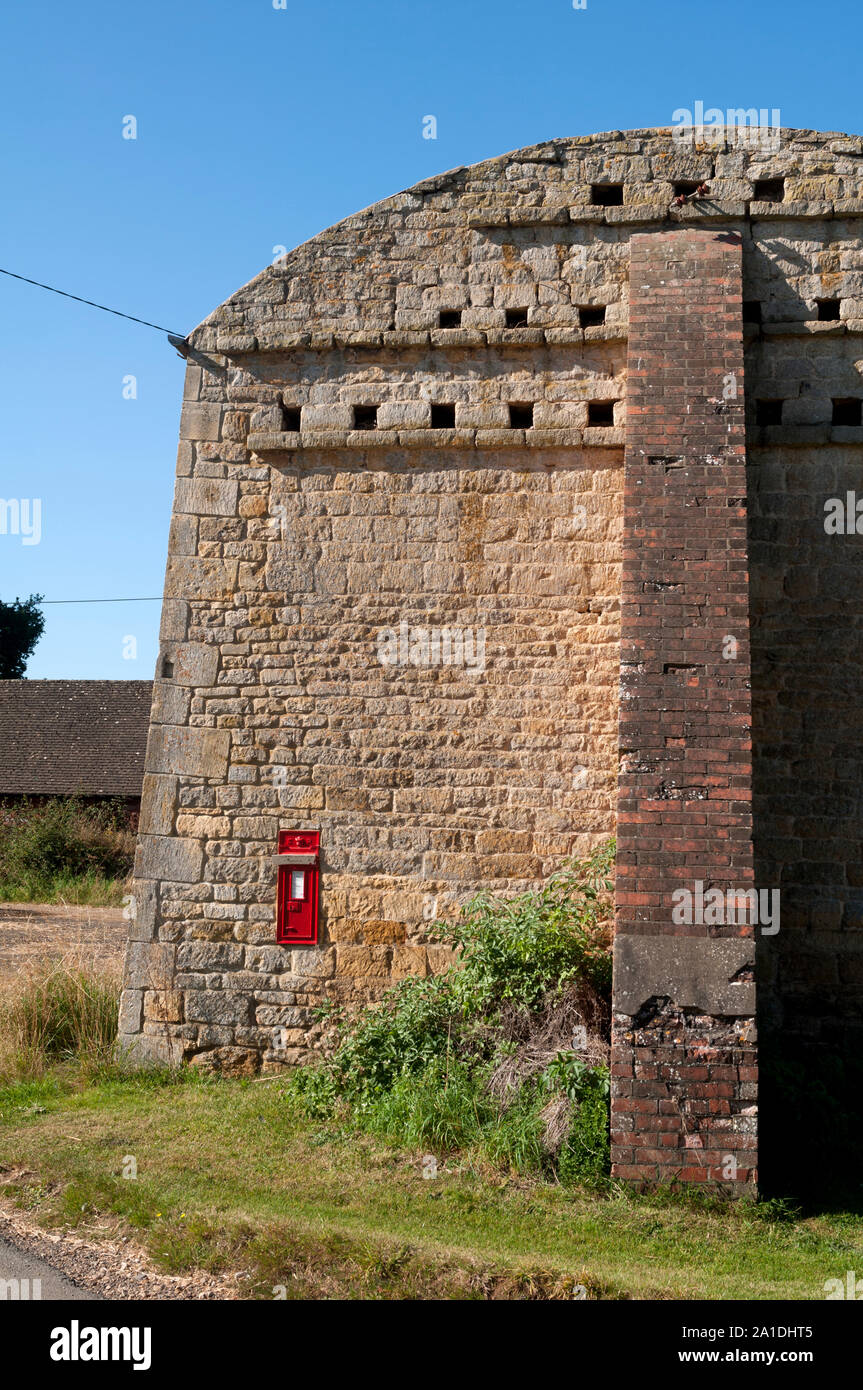 Une grange avec des trous de nidification dove et un post box, Lemington, Gloucestershire, England, UK Banque D'Images