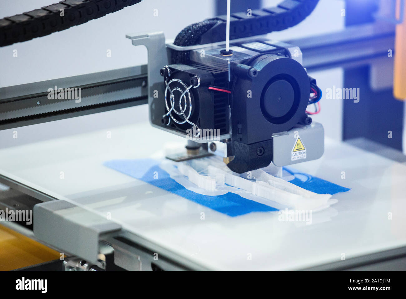 Une imprimante 3d de bureau dans le laboratoire de imprime une structure à partir d'un polymère Banque D'Images