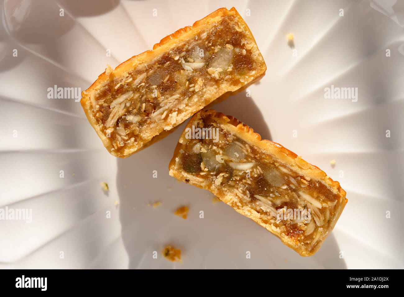 Vue de dessus découper mooncake traditionnel chinois dans un matin ensoleillé Banque D'Images