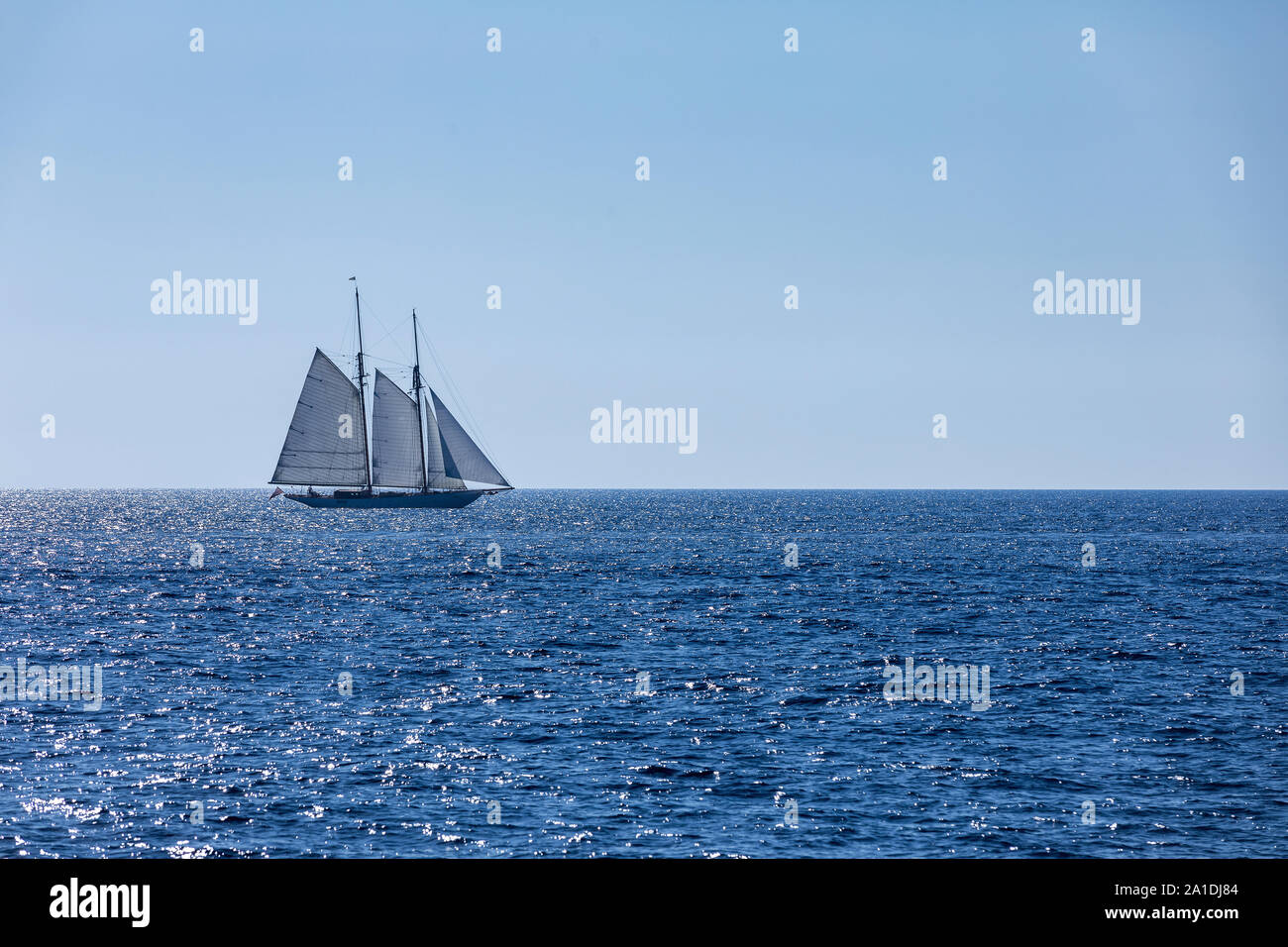 Voilier à l'horizon, bleu voilier sur la mer. Concept pour le sport et les vacances. Banque D'Images