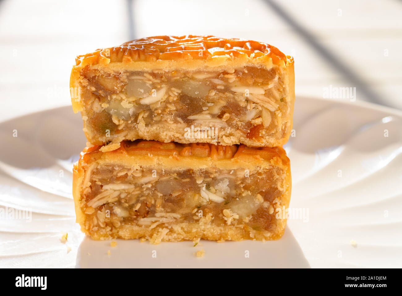 Découper le chinois traditionnel mooncake dans un matin ensoleillé les Chinois sur les écrous moyens Banque D'Images
