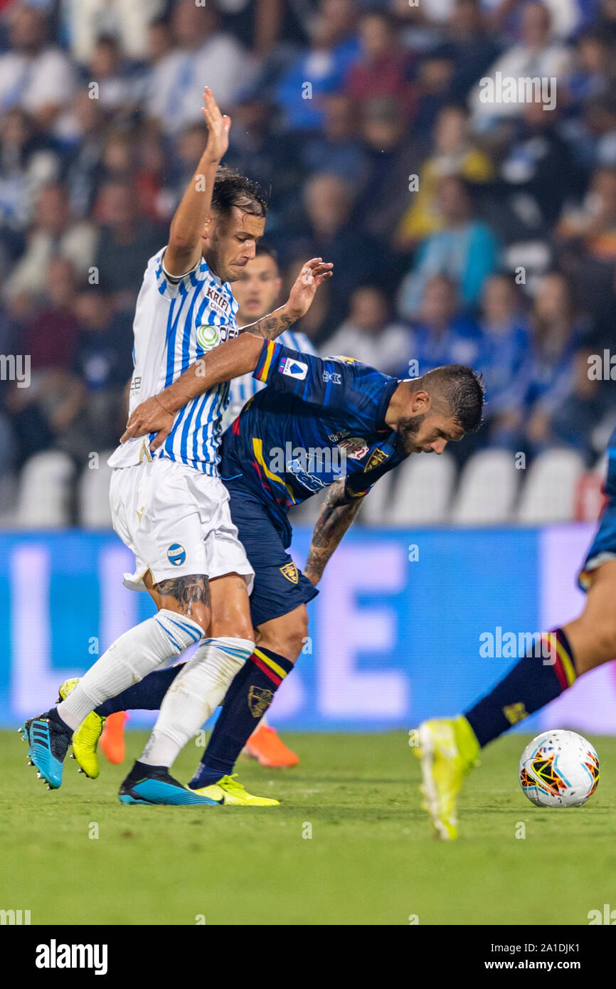 Marco Calderoni (Lecce) Alessandro Murgia (SPAL) au cours de l'Italien 'Serie' une correspondance entre Spal 1-3 Lecce à Paolo Mazza Stadium le 25 septembre 2019 à Ferrare, en Italie. Credit : Maurizio Borsari/AFLO/Alamy Live News Banque D'Images