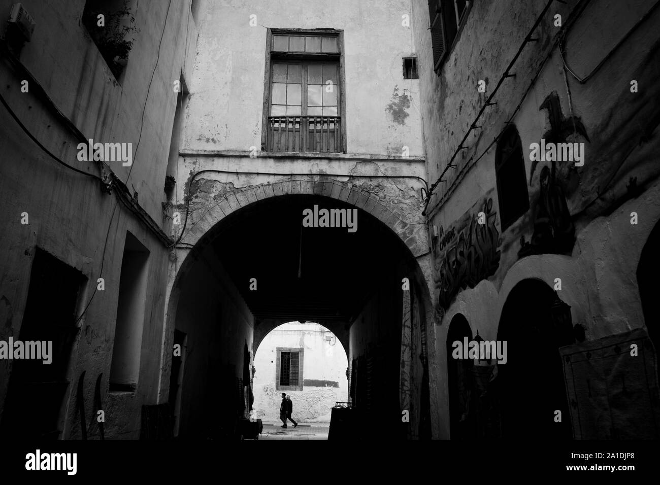 Les hommes de marcher à l'intérieur de la médina à Essaouira, Maroc, Afrique Banque D'Images