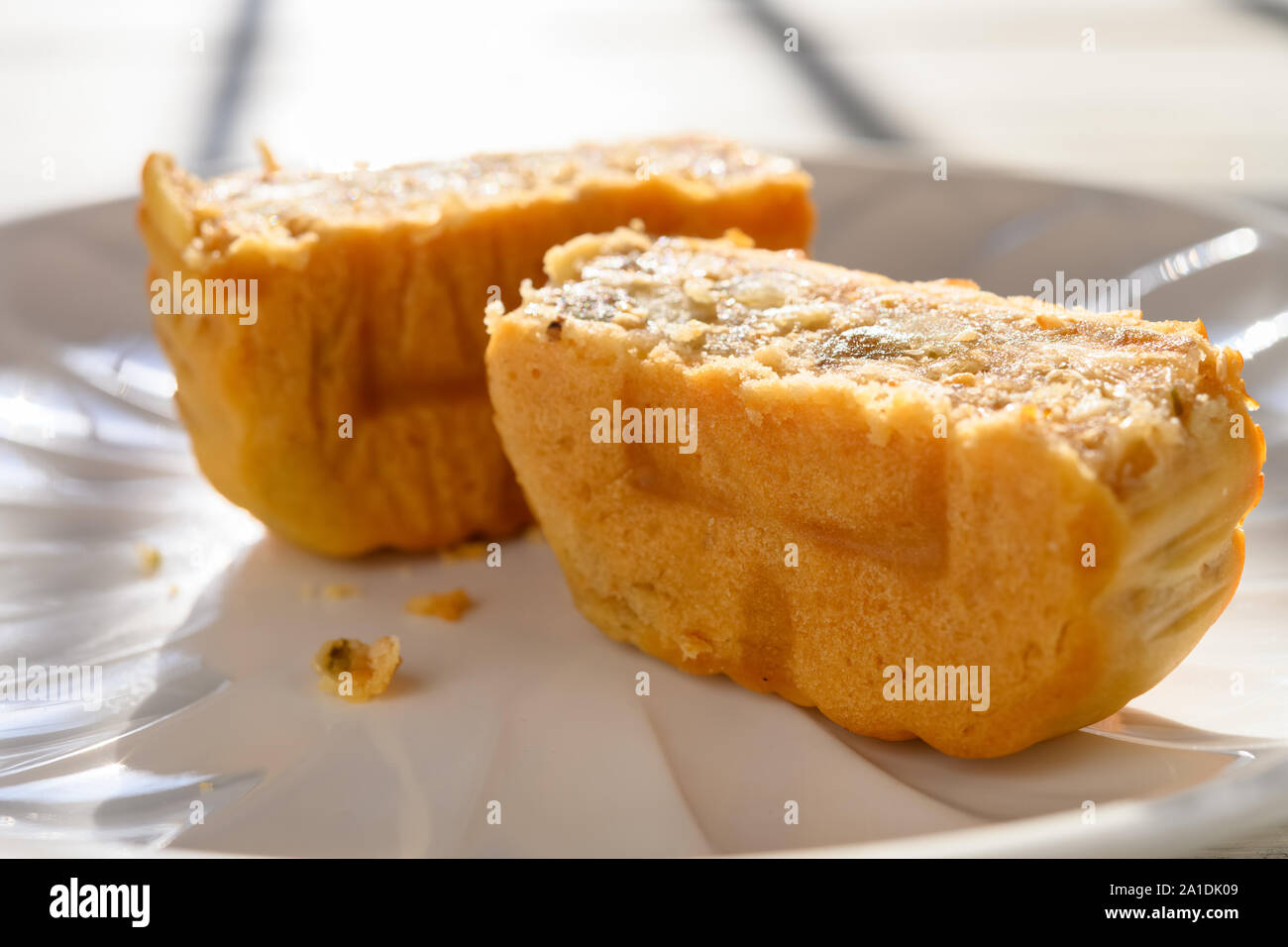 Vue de côté découper mooncake traditionnel chinois dans un matin ensoleillé Banque D'Images