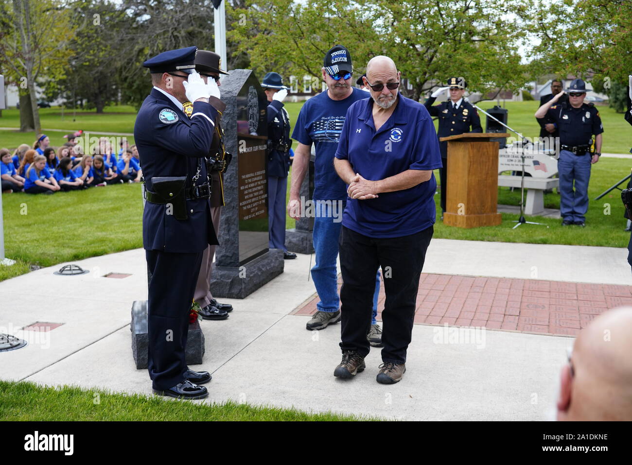 Policiers de l'État, la police, le shérif, et les officiers des pompiers sont sortis de Memorial site sur Memorial Day en l'honneur de l'armée déchue, Fond du Lac, Wisconsin Banque D'Images