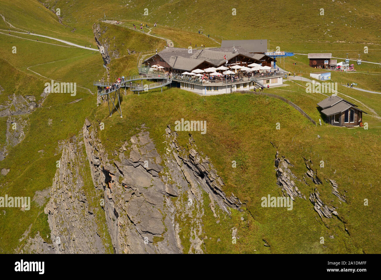 Vue aérienne de premier restaurant de montagne avec Cliff Walk Tissot première plate-forme d'observation au-dessus de Grindelwald dans les Alpes bernoises en Suisse. Banque D'Images