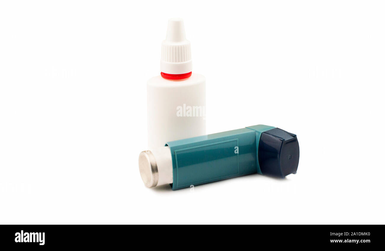 Spray nasal et gouttes pour traiter l'asthme sur un fond blanc Banque D'Images