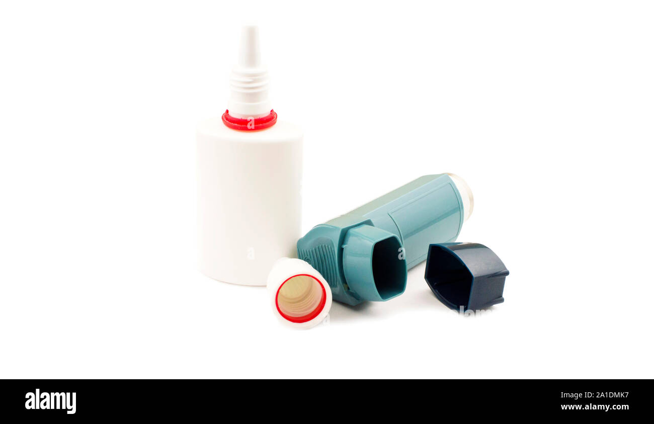 Spray nasal et gouttes pour traiter l'asthme sur un fond blanc Banque D'Images