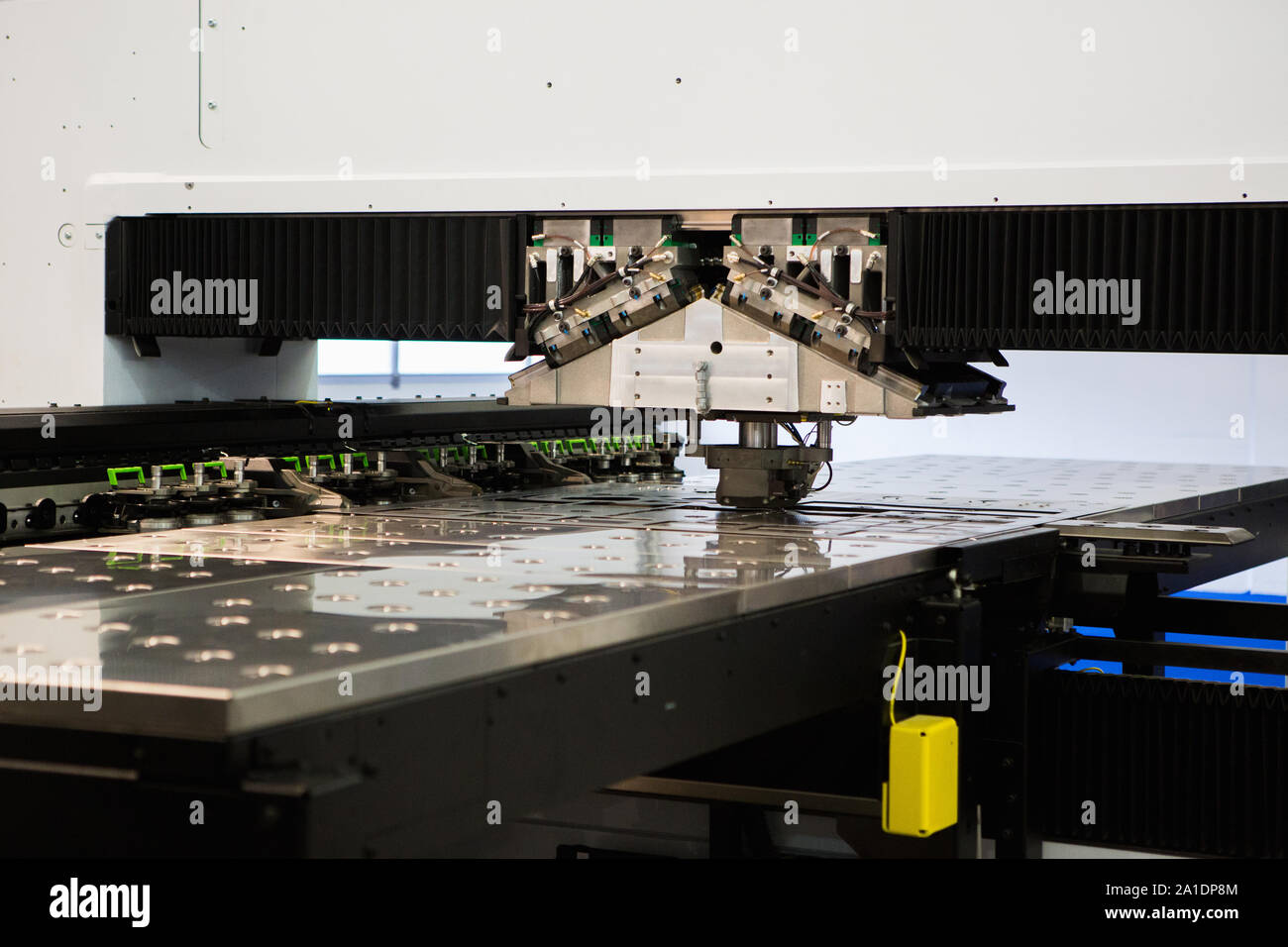 Robot d'estampillage des produits métalliques pendant le travail. Usine automatisé moderne Banque D'Images