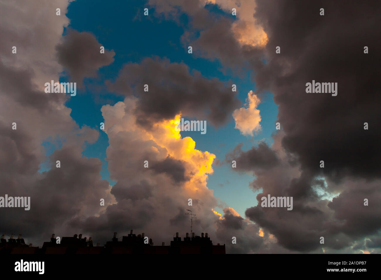 Ciel dramatique au-dessus de la ville pendant le coucher du soleil Banque D'Images