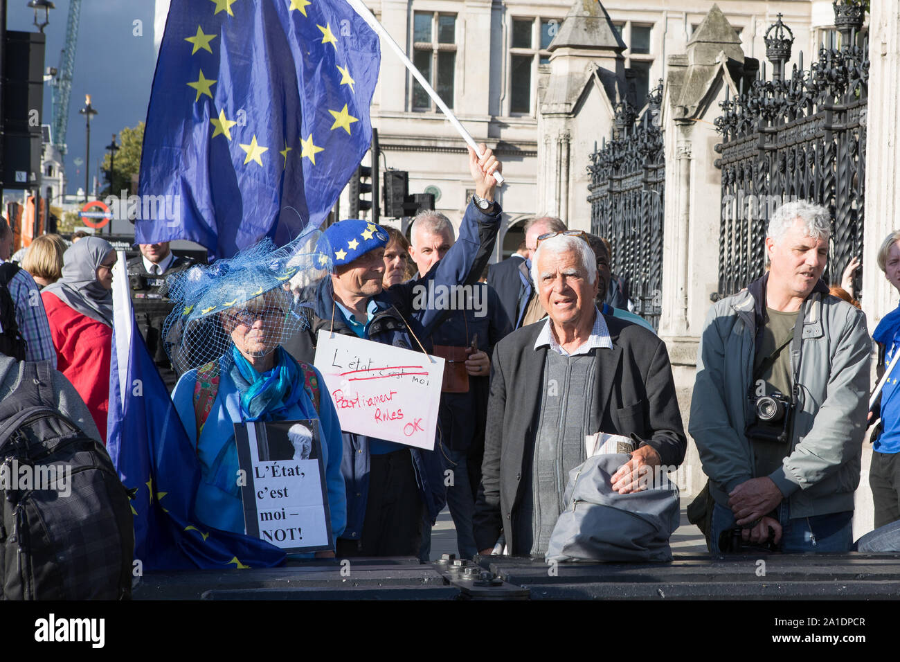 Westminster, London, UK. 25 septembre 2019. Rester et laisser les protestataires manifester devant la chambre du Parlement. MPs retour au Parlement le jour d'après la Cour suprême a déclaré que Boris Johnson prorogation du Parlement était illégale. Les députés discutent dans la chambre de l'issue de la décision de la Cour suprême et le premier ministre Boris Johnson fait face aux questions des députés. Banque D'Images