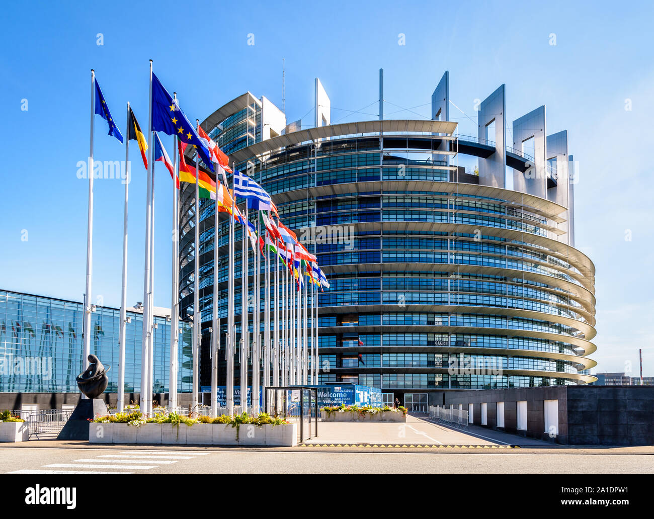 Entrée du bâtiment Louise Weiss, siège du Parlement européen, et les drapeaux des États membres de l'Union européenne à Strasbourg, France. Banque D'Images
