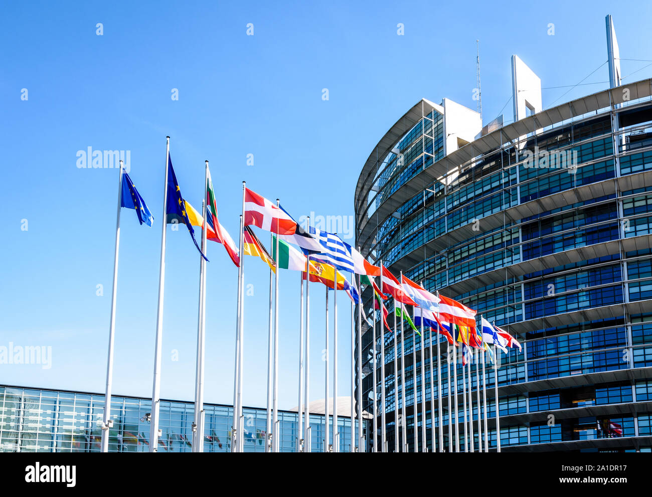 Drapeaux des États membres de l'Union européenne forme en face de l'entrée de l'immeuble du Parlement européen à Strasbourg, France. Banque D'Images