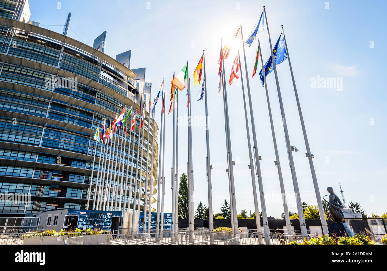 Drapeaux des États membres de l'Union européenne surlignée en face de l'entrée de l'immeuble du Parlement européen à Strasbourg, France. Banque D'Images