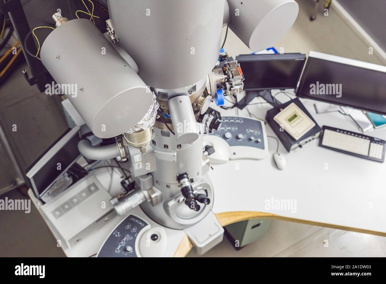 Microscope électronique à transmission dans un laboratoire scientifique. Banque D'Images