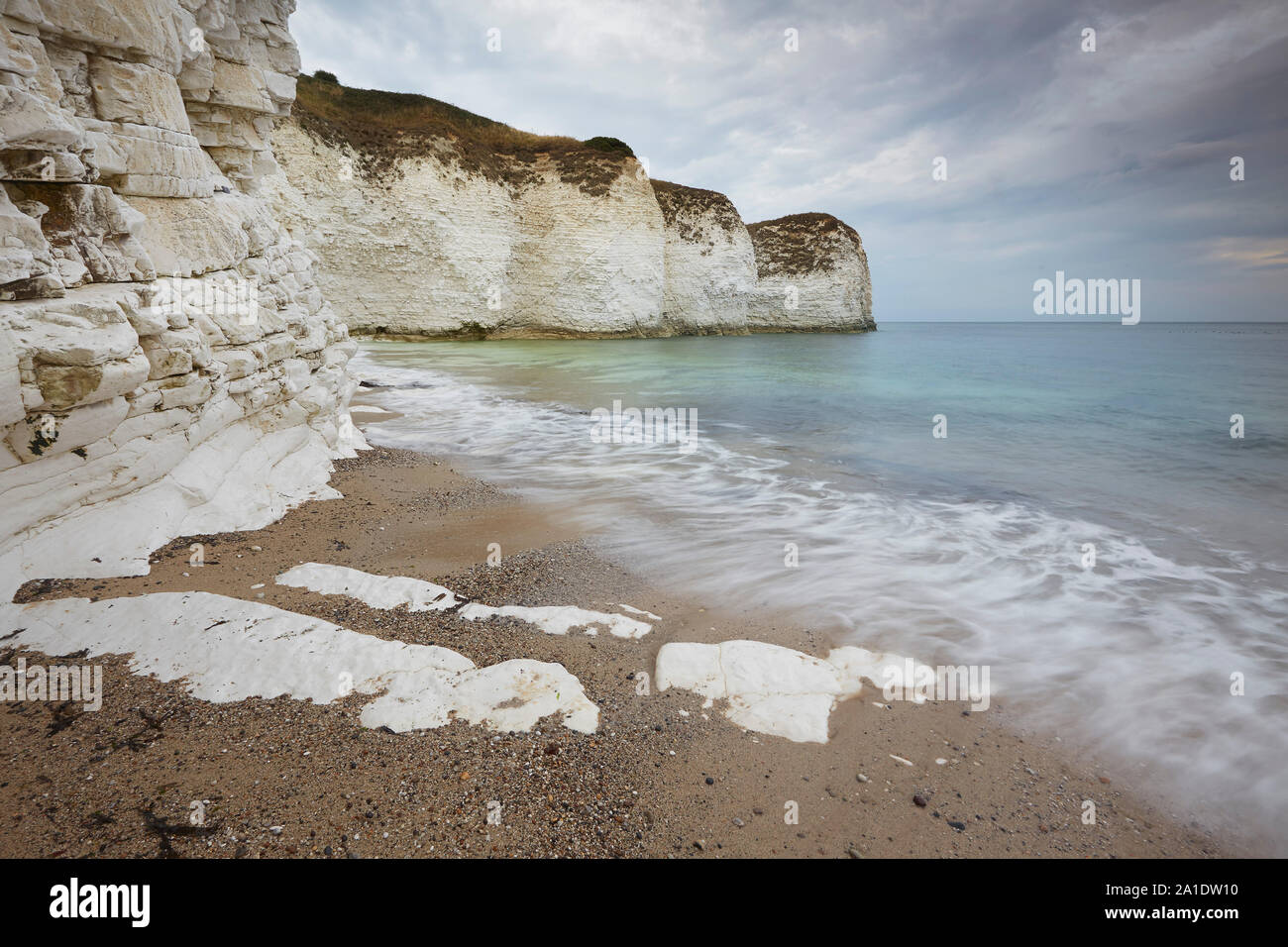 Flamborough Head beach blanc craie falaises et mer, East Yorkshire, UK Banque D'Images