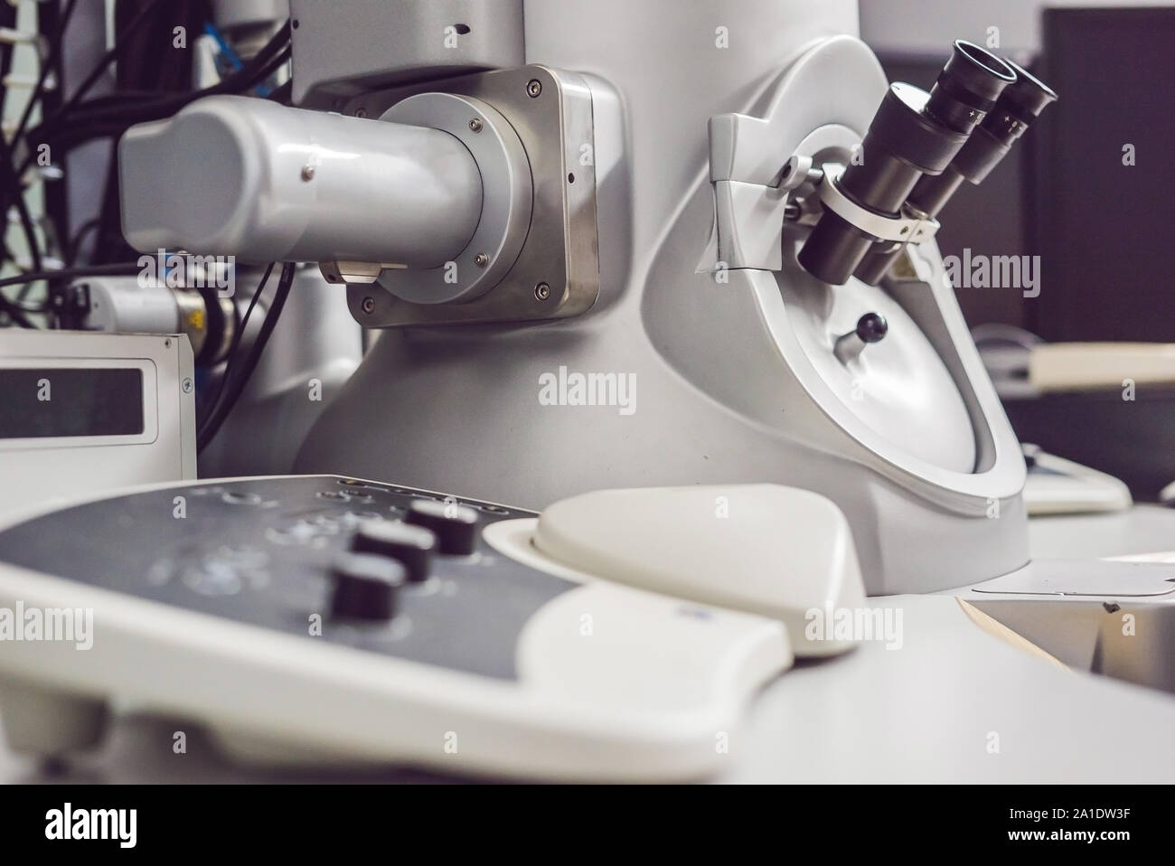 Microscope électronique à transmission dans un laboratoire scientifique. Banque D'Images