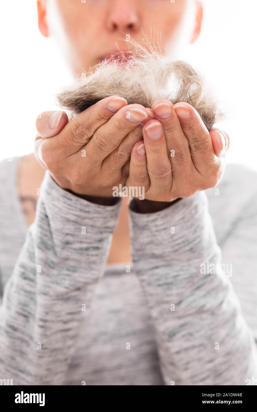 Femme avec des poils d'animaux allergie est tenue quelques poils dans ses mains Banque D'Images