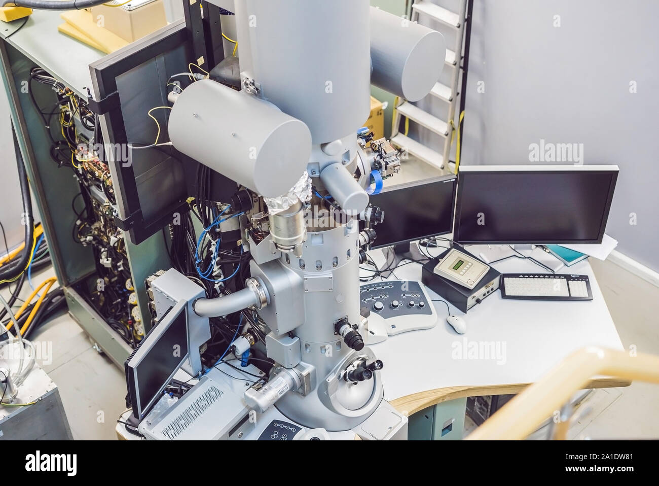 Microscope électronique à transmission dans un laboratoire scientifique. Banque D'Images