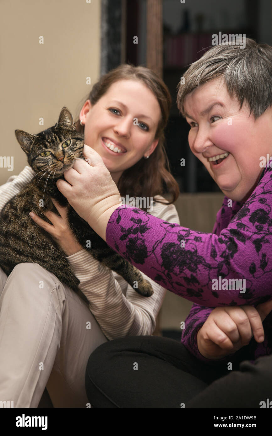 Avec l'aide d'animaux pour une invalidité thérapeutique développer femme, thérapie alternative Banque D'Images