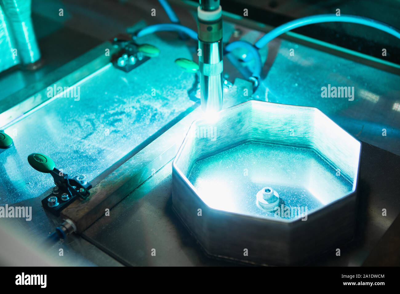 Robot de Soudage automatique dans une usine moderne à l'opération. Banque D'Images