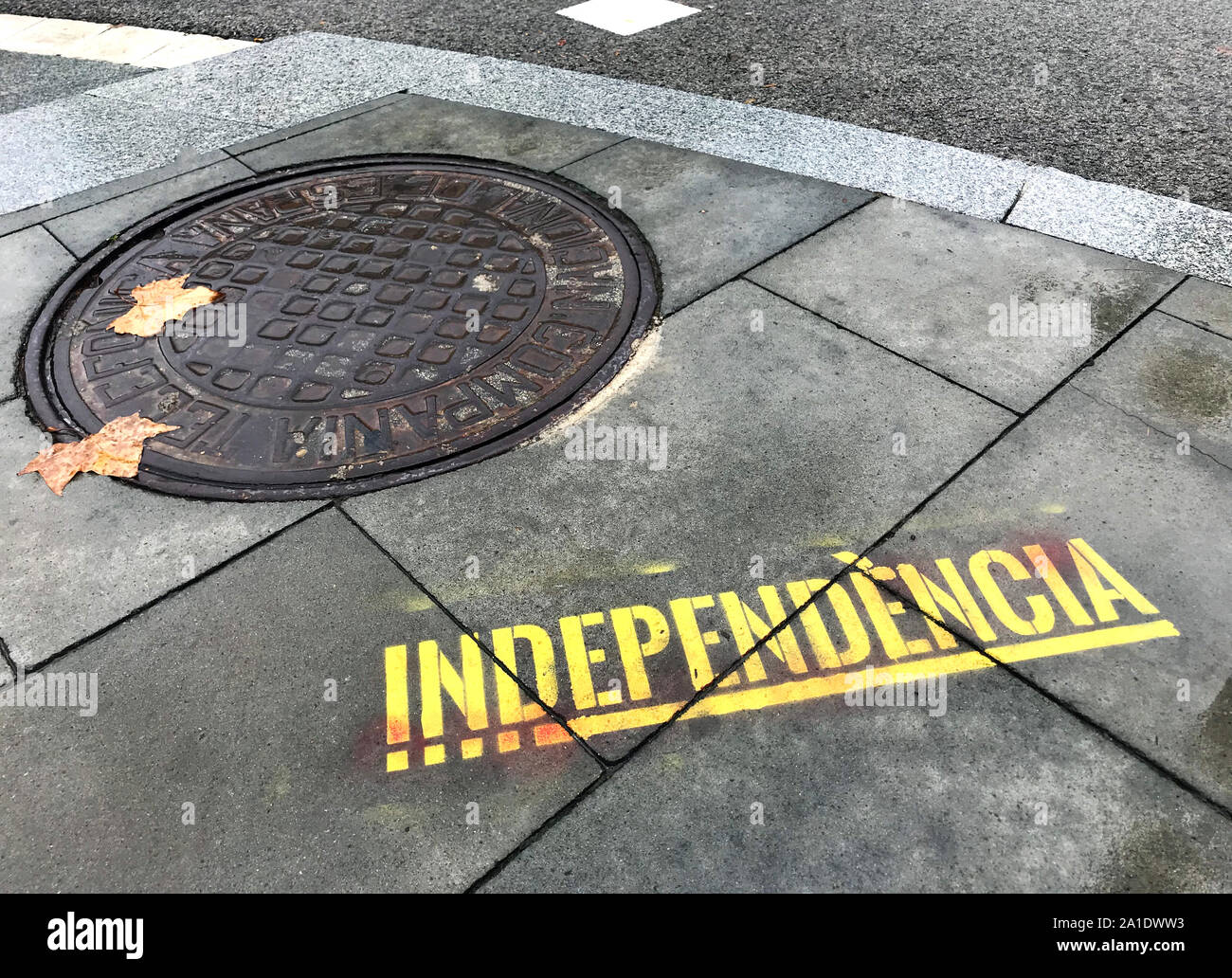 Barcelone, Espagne - 20 septembre 2019 : des graffitis du mouvement indépendantiste catalan dans une rue de Barcelone. Banque D'Images
